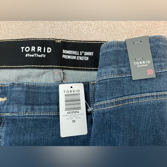 Torrid Plus 5 INCH BOMBSHELL PREMIUM STRETCH HIGH-RISE SHORT - Size 30 - Picture 3 of 4